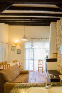 Villanueva de Ávila的住宿－Los Chendas，客厅配有沙发和桌子