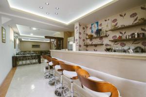 Η κουζίνα ή μικρή κουζίνα στο Hotel Flowers +63 φωτογραφίες