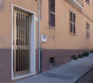 una puerta en el lateral de un edificio junto a una acera en Cleo Giglio, en Ancona