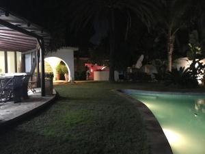 Basen w obiekcie Villa with Heated Pool and Jacuzzi close to Puerto Banus and Beach lub w pobliżu