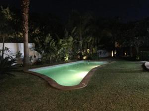 Basen w obiekcie Villa with Heated Pool and Jacuzzi close to Puerto Banus and Beach lub w pobliżu