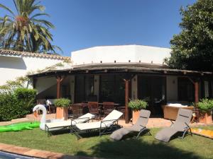 Ogród w obiekcie Villa with Heated Pool and Jacuzzi close to Puerto Banus and Beach