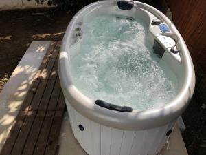 Zdjęcie z galerii obiektu Villa with Heated Pool and Jacuzzi close to Puerto Banus and Beach w mieście Estepona