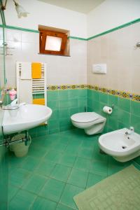 a bathroom with two sinks and two toilets at Il Glicine in Cetara