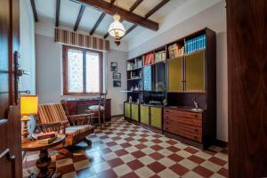 a living room with a checkered floor at La terrazza del Bimbo in Fucecchio