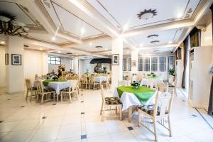 Club Morocco Beach Resort and Country Club في سوبيك: مطعم فيه طاولات وكراسي في الغرفة