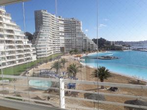 balcón con vistas a la playa y a los edificios. en San Alfonso del Mar Departamentos, en Algarrobo