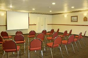 una sala de conferencias con sillas y una pantalla blanca en Days Inn by Wyndham Fordyce, en Fordyce