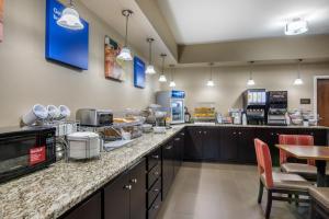un ristorante con un bancone con del cibo sopra di Comfort Inn South Chesterfield - Colonial Heights a Colonial Heights