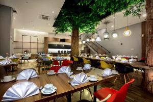 Grand Cordela Hotel Bandung 레스토랑 또는 맛집