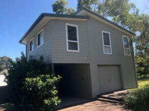BudgewoiThe Lake Guesthouse的车道上带车库的房子