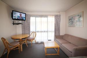 TV a/nebo společenská místnost v ubytování Beaumaris Bay Motel