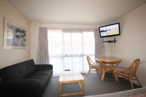 TV a/nebo společenská místnost v ubytování Beaumaris Bay Motel