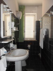 a bathroom with a sink and a mirror at Fattoria Cerreto in Mosciano SantʼAngelo