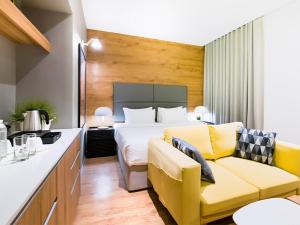 Кровать или кровати в номере Avior Hotel