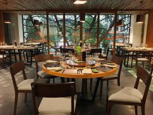 ÊMM Hotel Saigon tesisinde bir restoran veya yemek mekanı
