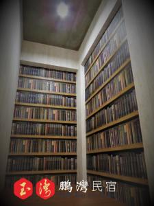 Biblioteca en la habitación en casa particular