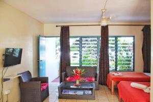 sala de estar con cama y habitación con ventana en Pacific Paradise Motel en Port Vila