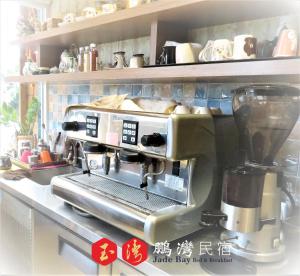 - Cafetera en la encimera de la cocina en 玉灣鵬灣民宿Jade Bay B&B, en Donggang