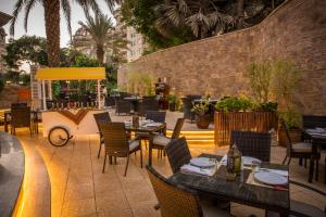 מסעדה או מקום אחר לאכול בו ב-Roda Al Murooj Residences