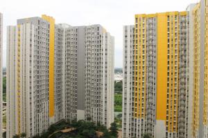 un grupo de edificios de apartamentos amarillos y blancos en Furnished Studio Apartment The Springlake Summarecon Bekasi By Travelio, en Bekasi