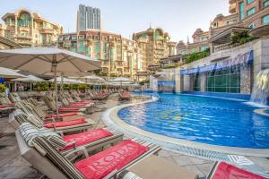 Bazén v ubytování Roda Al Murooj Residences nebo v jeho okolí