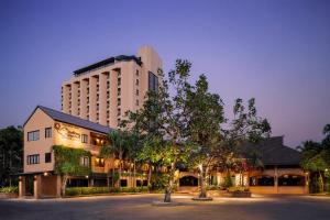 un gran edificio frente a un edificio en Holiday Garden Hotel & Resort SHA EXTRA PLUS, en Chiang Mai