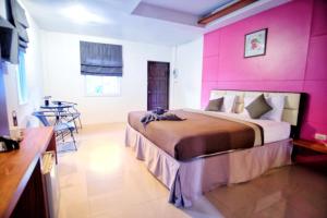 Кровать или кровати в номере At Lamai Resort