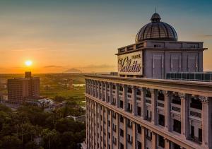 Matahari terbit atau terbenam yang dilihat dari hotel atau berdekatan