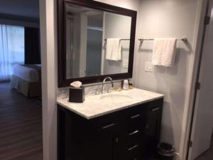 y baño con lavabo y espejo. en Best Western Plus Dana Point Inn-by-the-Sea en Dana Point