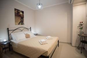1 dormitorio con 1 cama con 2 toallas en Lefkas Vacation House, en Exanthia