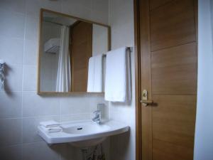La salle de bains blanche est pourvue d'un lavabo et d'un miroir. dans l'établissement Ishigaki - House / Vacation STAY 14463, à Ishigaki