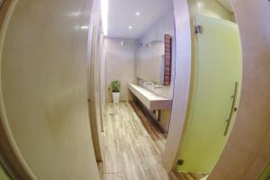 Bilik mandi di HereHotel Dormitory