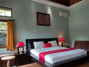 Een bed of bedden in een kamer bij D'Kubu Legian