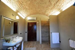 łazienka z umywalką i lustrem w obiekcie Corte degli Angeli Agriturismo w mieście Busseto +37 zdjęć