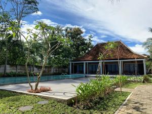 Puutarhaa majoituspaikan The Nalaya Hotel & Resto ulkopuolella