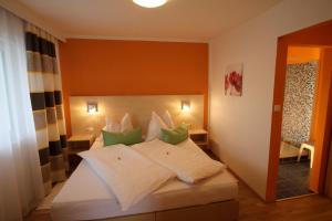 A bed or beds in a room at Seepension Neubacher KG