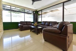 Posezení v ubytování RedDoorz Plus near Mall Bali Galeria 2