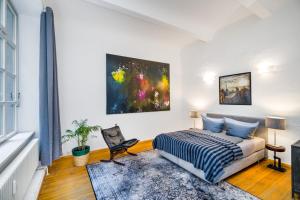 1 dormitorio con 1 cama y una pintura en la pared en GreatStay Apartment - Melchiorstr., en Berlín