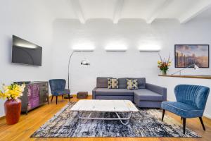 Χώρος καθιστικού στο The Melchior, Luxury Industry Loft in Mitte, group & family friendly, 2 bath rooms, big dining table, ideal for 4 - 6 Guests
