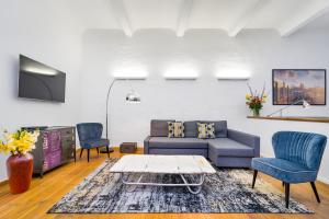 a living room with a couch and two chairs at GreatStay Apartment - Melchiorstr. in Berlin