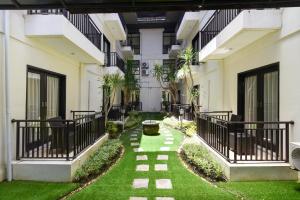 Kebun di luar RedDoorz Plus near Mall Bali Galeria 2