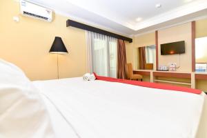 TV a/nebo společenská místnost v ubytování RedDoorz Plus near Mall Bali Galeria 2