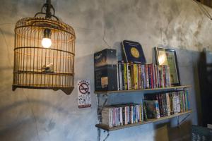 A biblioteca deste quarto em acomodação particular