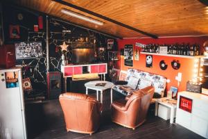 a bar with leather chairs and a table in a room at La abuela Pepa Fácil Aparcamiento in Mérida