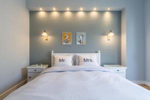 een slaapkamer met een groot wit bed met 2 kussens bij Nordic Design 5star Apartment in Thessaloniki