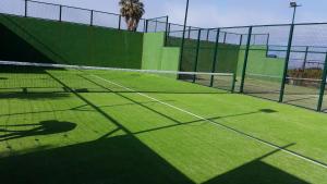 Tenis alebo squash v ubytovaní Apartamento el Atunito, Atlanterra alebo jeho okolí