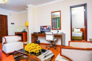 Denver boutique hotel في أديس أبابا: غرفة معيشة مع مكتب وكرسيين