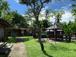 Puutarhaa majoituspaikan The Nalaya Hotel & Resto ulkopuolella