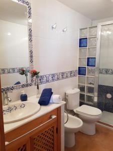 a bathroom with a sink and a toilet and a shower at Apartamento el Atunito, Atlanterra in Zahara de los Atunes